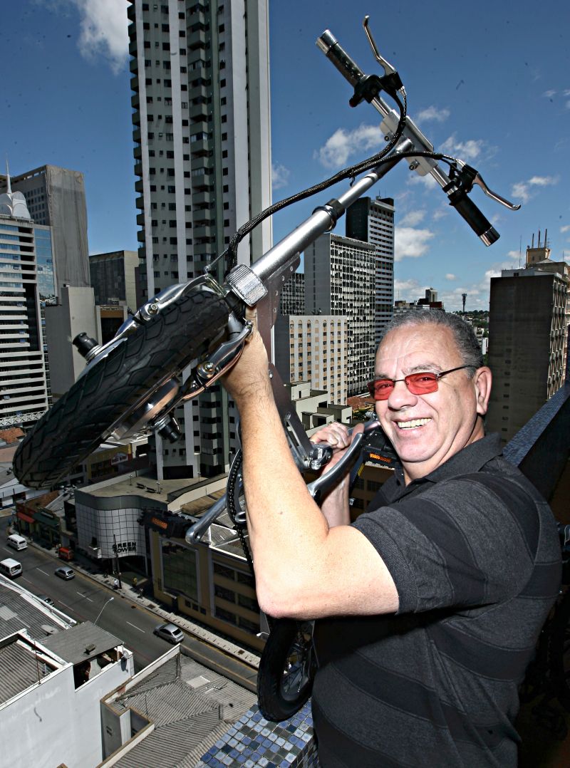 Luis Sérgio Pita , revendedor de bikes elétricas, desconhece legislação do modelo | Felippe Rosa / Gazeta do Povo