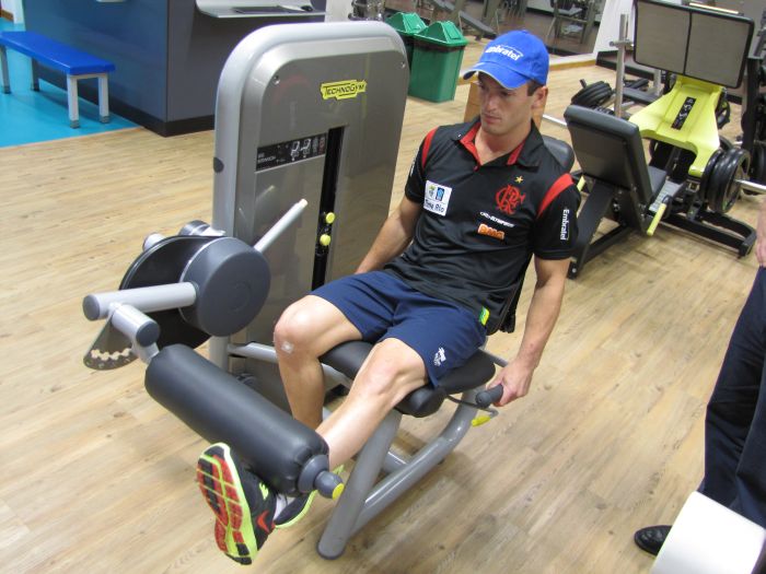 Diego Hypolito faz reforço muscular na academia após a cirurgia no joelho esquerdo | COB