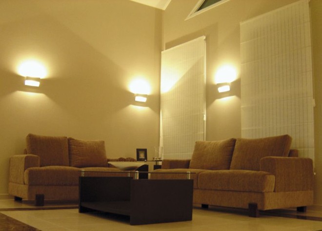 As luzes passam a fazer parte da decoração na sala de estar |