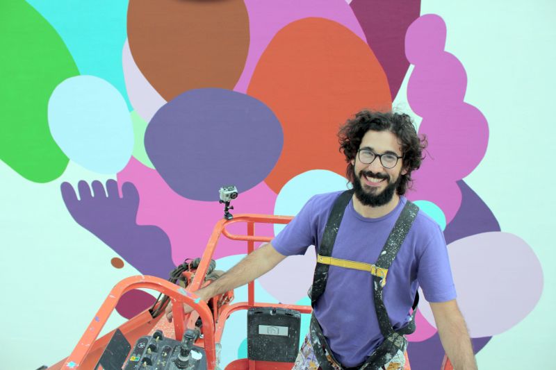O artista plástico André Mendes subiu em uma plataforma aérea ao realizar a obra de 45 metros de altura equivalente a 13 andares de um prédio e a maior de sua carreira para o edifício Ink Champagnat. A Brookfield Incorporações fará neste sábado a entrega da obra de arte, que faz parte do Urban Gallery, projeto que tem como objetivo levar arte urbana para as cidades onde atua. O evento será para convidados e contará com apresentação do grupo Jaco Bloco | Divulgação