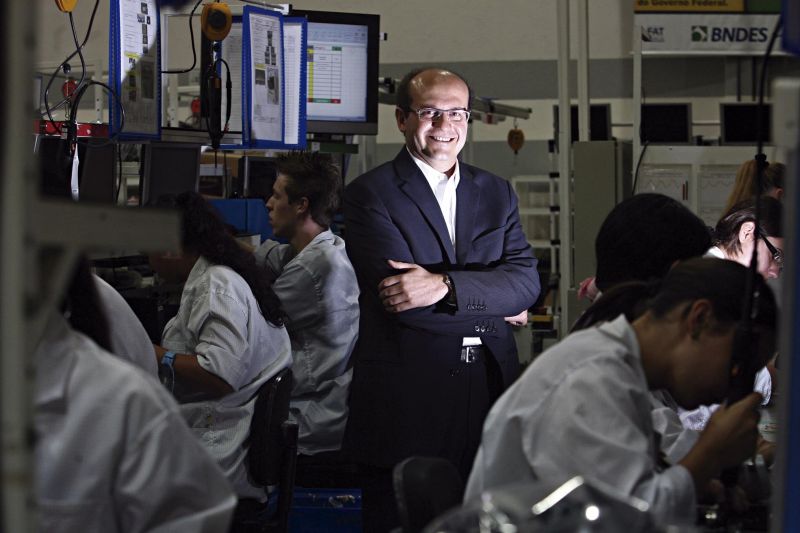 Cleber Morais, na linha de montagem da Bematech: mudanças na gestão depois da aquisição de seis empresas em menos de dois anos | Felipe Rosa/ Gazeta do Povo