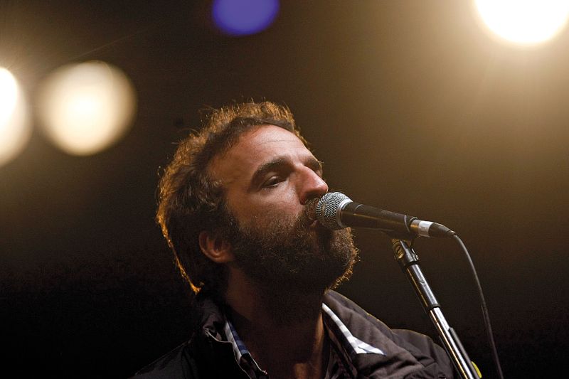 O cantor e compositor durante a apresentação no Lupaluna, em 2011: músicas em formato voz e violão não se distanciam das versões com banda | Jonathan Campos/Gazeta do Povo