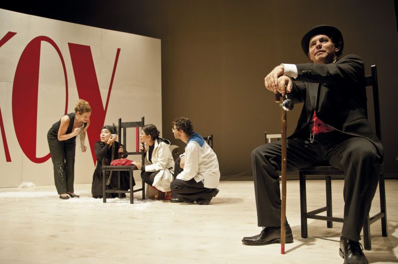 Mineiros do Grupo Galpão trazem a peça Eclipse à Mostra 2012 do Festival de Curitiba: recortes de contos de Chékhov e dramaturgia fragmentada com direção estrangeira inédita | Bianca Aun/Divulgação