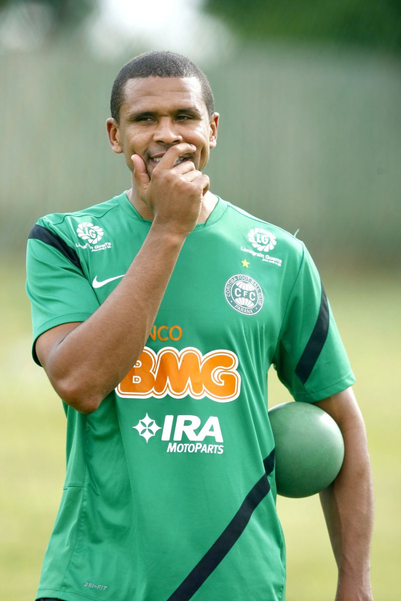 Pereira é o segundo zagueiro que mais marcou gols com a camisa do Coritiba: 17 bolas na rede desde 2008 | Daniel Castellano/ Gazeta do Povo