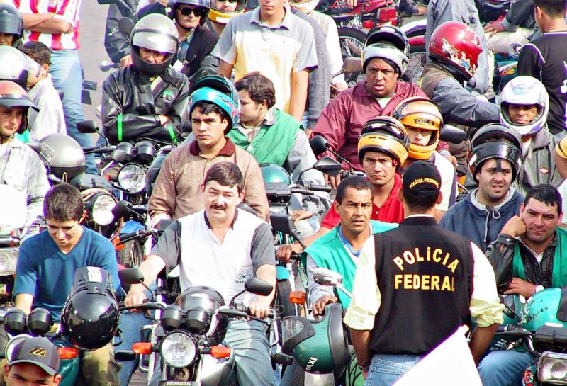 A delegacia da Polícia Federal em Foz, a maior do país, tem apenas 217 policiais para atuar na tríplice fronteira: cerca de 40 mil pessoas passam pelo local diariamente | Christian Rizzi/ Gazeta do Povo