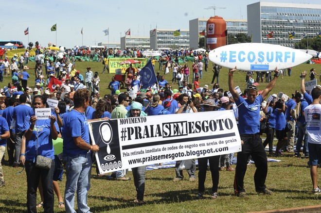 Manifestantes fazem protesto na Esplanada dos Ministérios | 