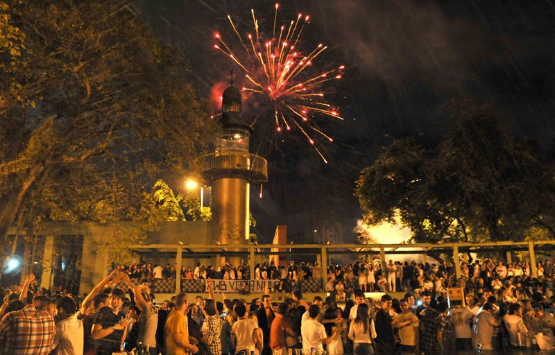 Evento teve cerca de cinco minutos de queima de fogos | Marcelo Andrade/Agência de Notícias Gazeta do Povo