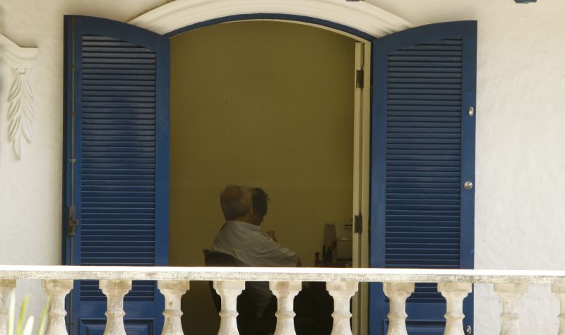 Bibinho (à frente) presta depoimento na sede do Gaeco, antes de ser levado ao Centro de Triagem de Piraquara: ex-diretor ocupa a mesma cela em que ficou o ex-deputado Carlos Simões | Antônio Costa/ Gazeta do Povo