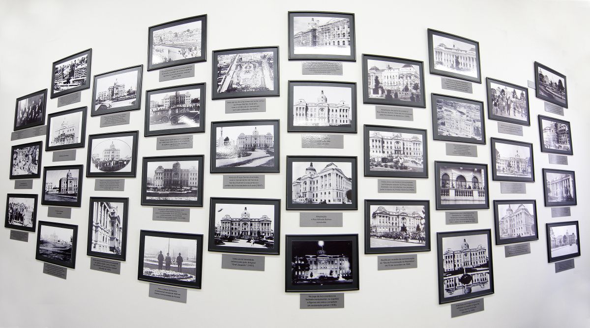 O espaço reúne 45 imagens da história da universidade, entre elas da fachada antiga do prédio e de momentos importantes que aconteceram no local | Antônio More / Agência de Notícias Gazeta do Povo