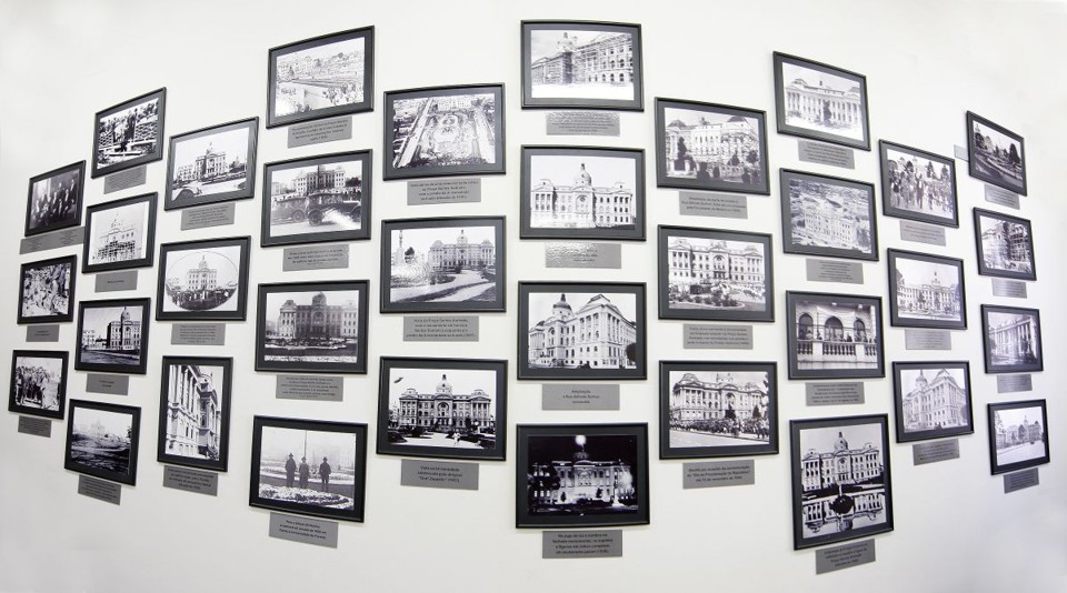 O espaço reúne 45 imagens da história da universidade, entre elas da fachada antiga do prédio e de momentos importantes que aconteceram no local | Antônio More / Agência de Notícias Gazeta do Povo