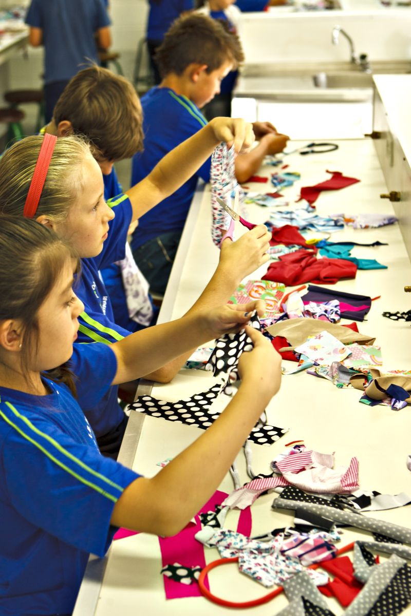 Oficina de reaproveitamento de retalhos no Caic Cândido Portinari | Antônio Costa/ Gazeta do Povo