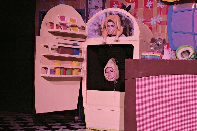 Os utensílios e alimentos encantados se comunicam com o público na peça | Divulgação