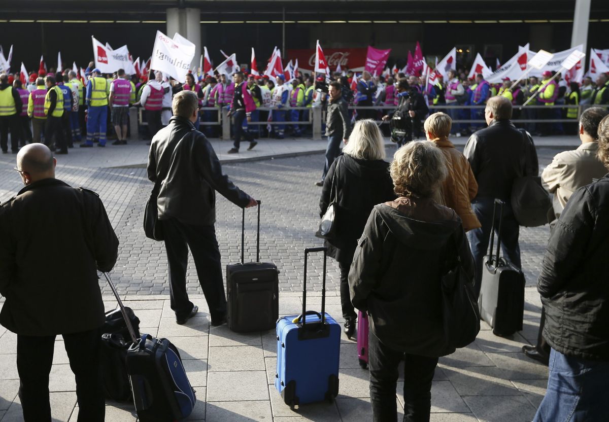Passageiros prejudicados pela paralisação observam a manifestação dos grevistas | REUTERS/Kai Pfaffenbach