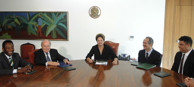 No encontro, participaram também o ministro do Esporte, Aldo Rebelo; o embaixador do Brasil para a Copa de 2014, Pelé; e Ronaldo, representante do Comitê Organizador Loca (COL). | 