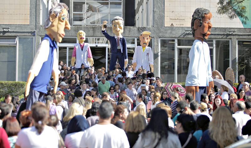 Manifestação dos servidores municipais por melhores salários em frente da prefeitura de Curitiba em 2011. Nova assembleia será realizada no dia 8 de março | Jonathan Campos/ Gazeta do Povo