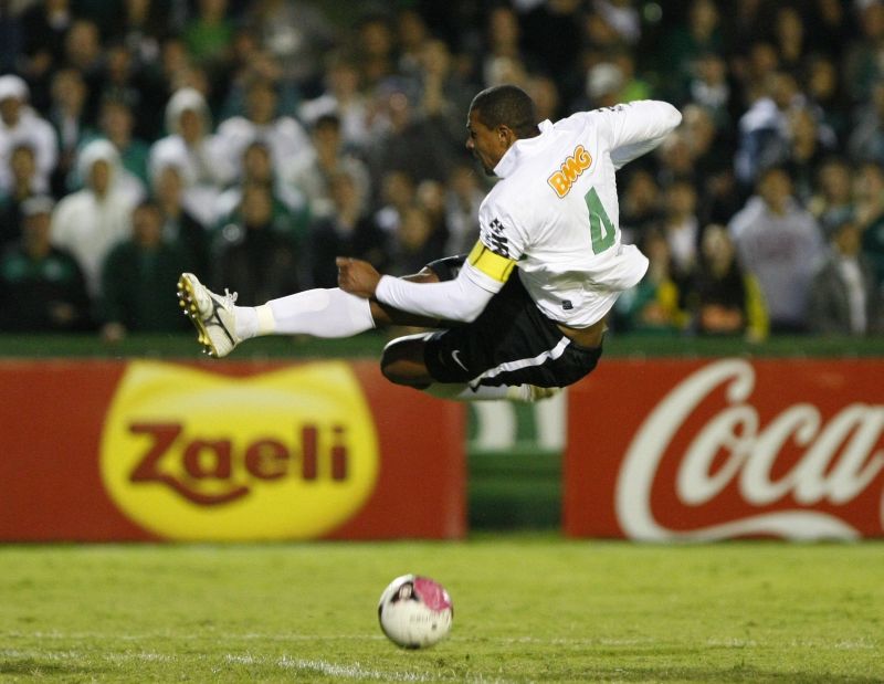 Pereira erra o chute em uma aventura ao ataque: símbolo do futebol que não agradou | Daniel Castellano/ Gazeta do Povo