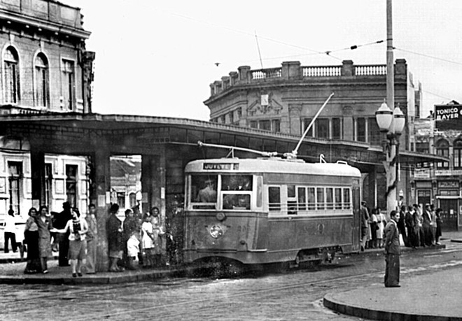 Estação de bondes na Praça Tiradentes, em 1939. O bonde que aparece teve a sua carroceria criada e construída em Curitiba |