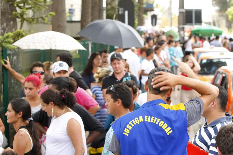 Fila de eleitores em Curitiba em frente ao TRE no último dia de recadastramento biométrico, 20 de janeiro | Antônio More/ Gazeta do Povo