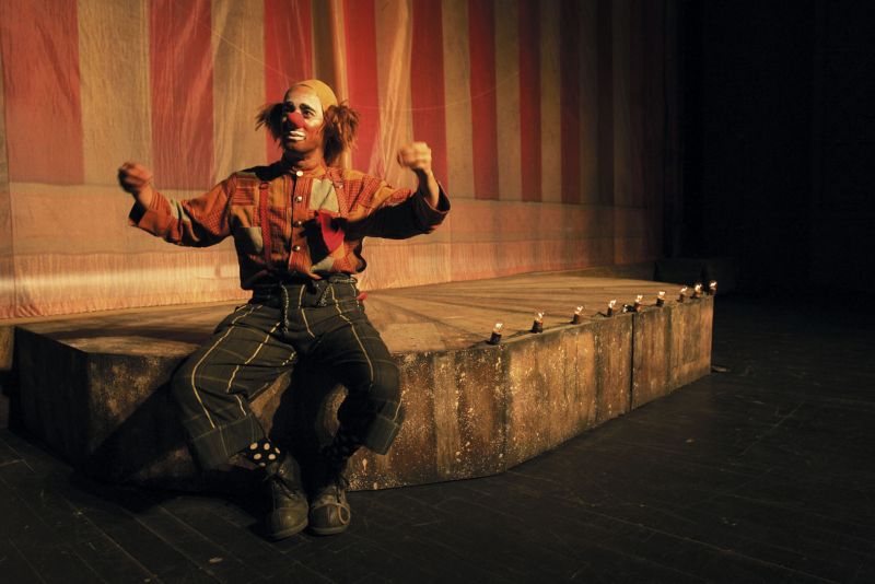 Espetáculo conduz o espectador por uma viagem a diversos lugares por onde passou o circo do palhaço Caturrão, interpretado pelo ator, bailarino e acrobata Ronaldo Aguiar | Josué Teixeira/Gazeta do Povo