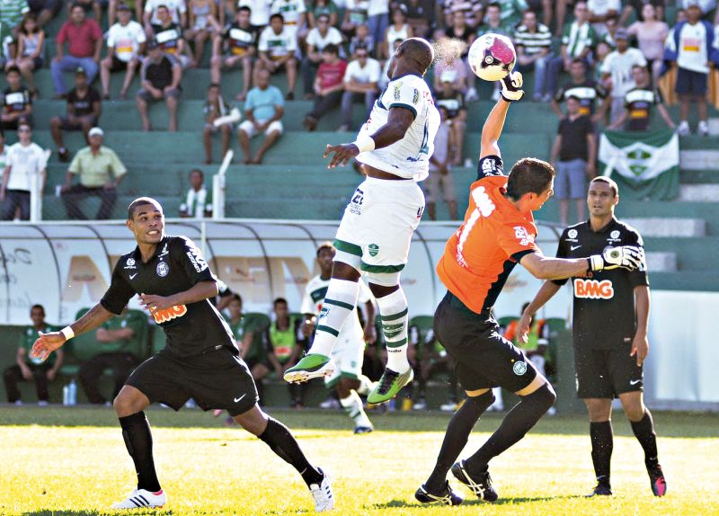 O goleiro coxa Vanderlei disputa o lance com o zagueiro do Arapongas: Coritiba fica em situação complicada no Estadual | André Veronez/Tribuna de Apucarana