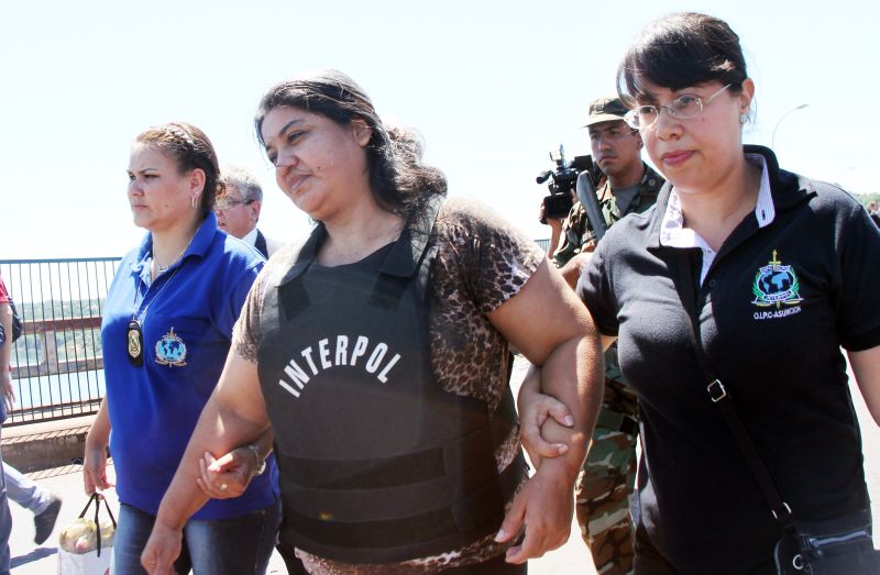 Inocência Elizabet Ruiz Diasfoi entregue à polícia paraguaia sobre a Ponte Internacional da Amizade | Roger Meireles/Gazeta do Povo