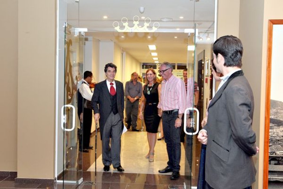 O presidente da Fiep, Edson Campagnolo, e a esposa, Sueli, receberam o ator Paulo Betti na abertura da exposição Barão de Mauá, no Centro Cultural Sistema Fiep, na terça-feira. Betti, protagonista do filme Mauá  o Imperador e o Rei, compareceu ao evento de fraque e bengala. O filme será exibido toda sexta-feira, às 19 h, até 13 de maio | Gilson Abreu