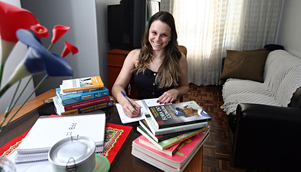 Para economizar, a psicóloga Patrícia dos Anjos levava para a faculdade lanche de casa e evitava sair para barzinhos ou shows | Felipe Rosa / Gazeta do Povo