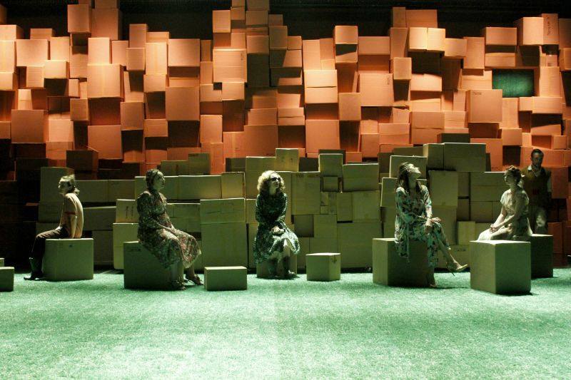 Caixas de papelão compõem o cenário e têm a função de demarcar três histórias cujo desenrolar ocorre simultaneamente na peça | Ligia Jardim/Divulgação
