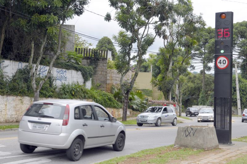 Lombada eletrônica nas imediações do Parque Barigui: sinalização ajuda a impor cautela a motoristas, segundo moradores | Daniel Caron/ Gazeta do Povo