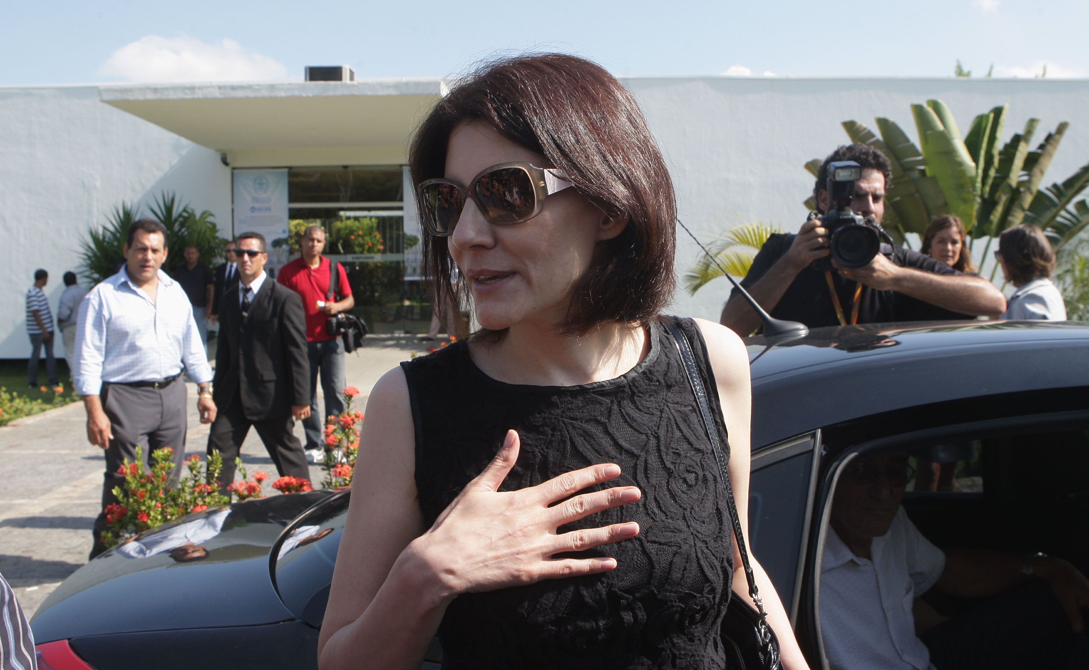 Malga Di Paula, mulher de Chico Anysio, na saída após a cremação do corpo do marido. | Carlos Moraes - Agência O Dia