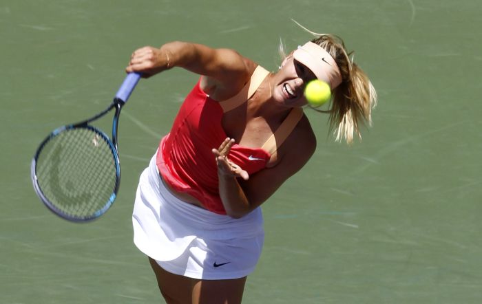 Maria Sharapova perdeu o primeiro set para Caroline Wozniacki, mas virou o jogo e está na final em Miami | Kevin Lamarque/Reuters