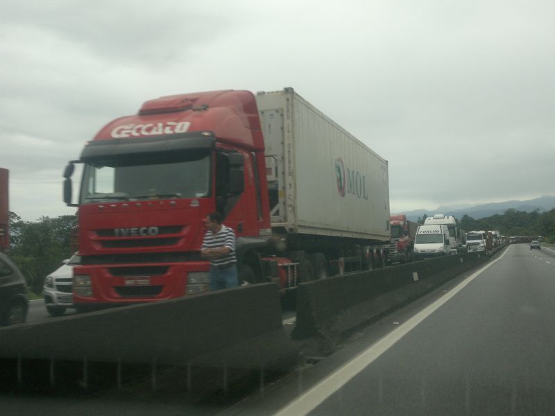 Congestionamento na BR-277 causado por transporte de carga especial | Oswaldo Eustáquio / Gazeta do Povo