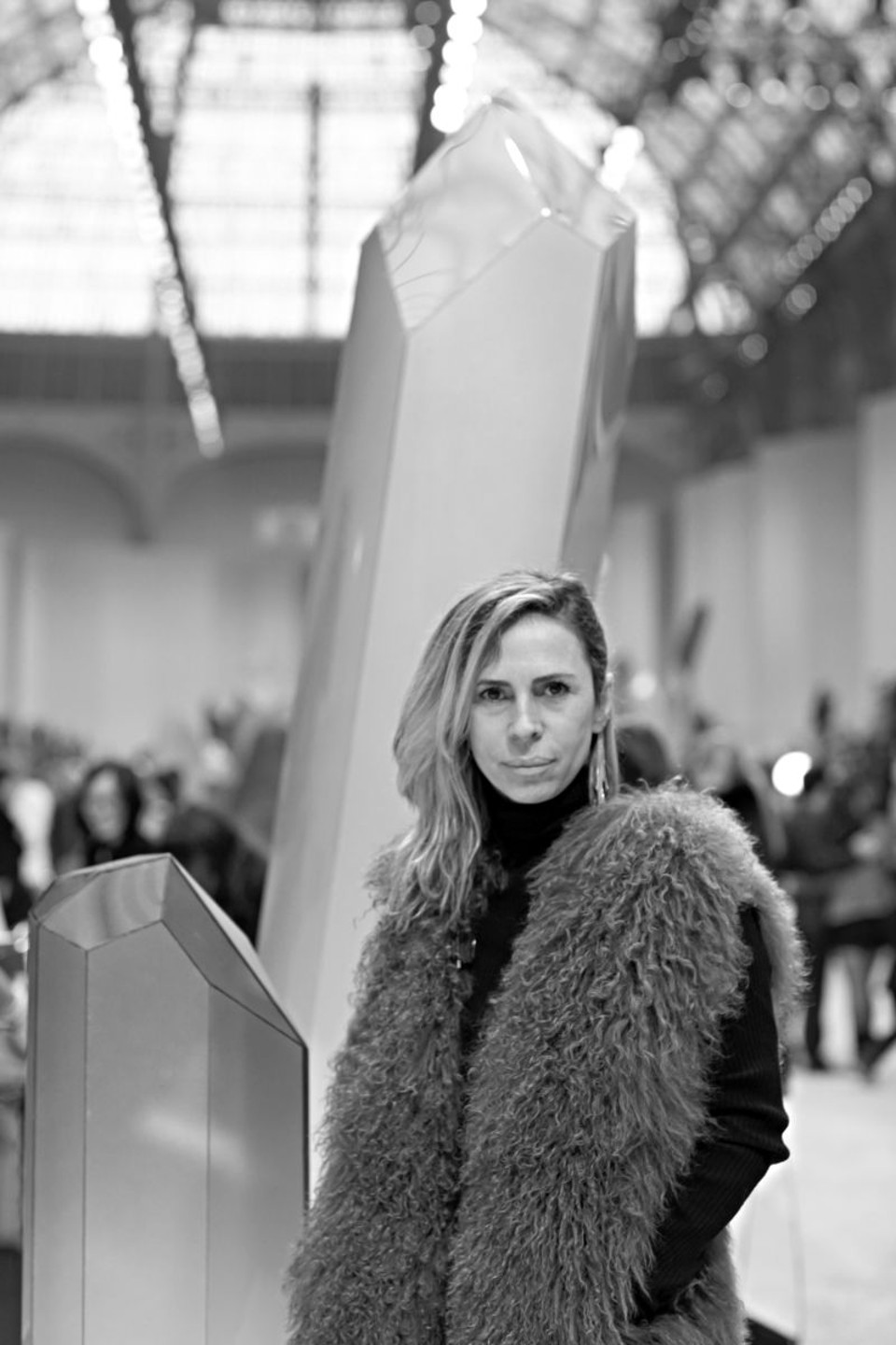 Clicada no Grand Palais de Paris, pouco antes do desfile da Chanel, Ana Clara Garmendia não perde o charme na maratona fashion: depois de cinco semanas de moda  uma no Rio de Janeiro, três em Paris e uma em Nova York, a jornalista, que é colunista da Gazeta do Povo, se prepara para vir  ao Brasil para ministrar em Curitiba o workshop Moda: Inspiração, Registro e Criação, dias 30 e 31 de março, em parceria com o Instituto Moda Rio | Marina Sprogis