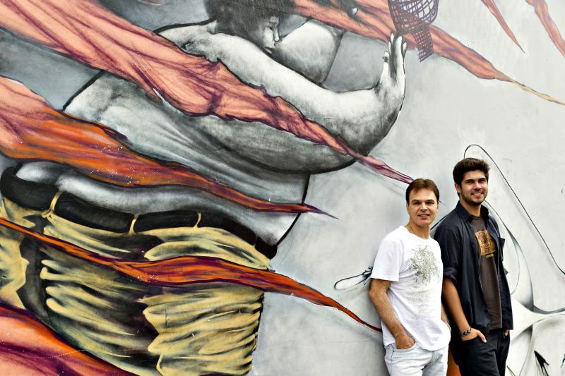 Giuliano (à dir.) com Kadu Lambach, ex-parceiro de banda do pai e a quem ouvirá tocar pela primeira vez hoje à noite | Diego Pisante/Gazeta do Povo