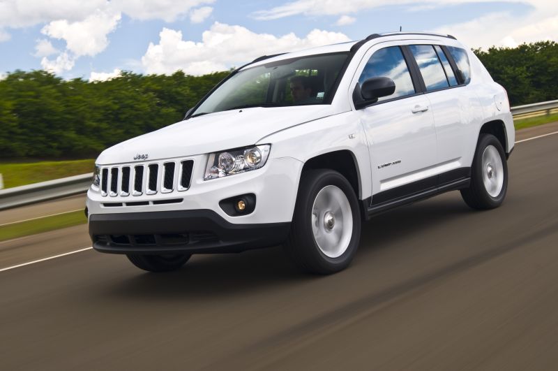 Design do Compass não abandonou traços típicos da Jeep, como a grade dianteira com sete aberturas e a caixa de roda trapezoidal | Pedro Bicudo/Divulgação