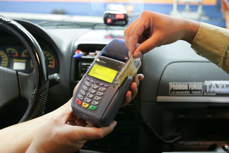 Novos usos para o cartão de débito, antes mais usado para saques, fará a modalidade superar o cartão de crédito em transações | Antônio Costa/ Gazeta do Povo