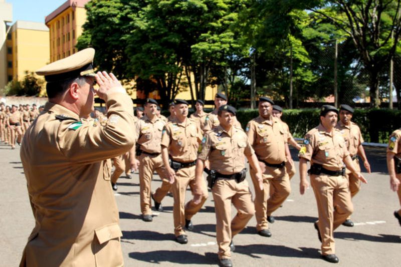 Tenente-coronel Antonio Roberto dos Anjos Padilha (esquerda) na cerimônia de posse do comando no 4º BPM | Divulgação/Cabo Daniel Meneghetti