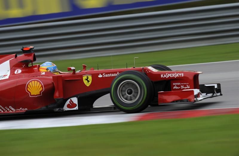 Depois de a corrida ser interrompida, Fernando Alonso garantiu a vitória para a Ferrari | Franck Robichon/EFE