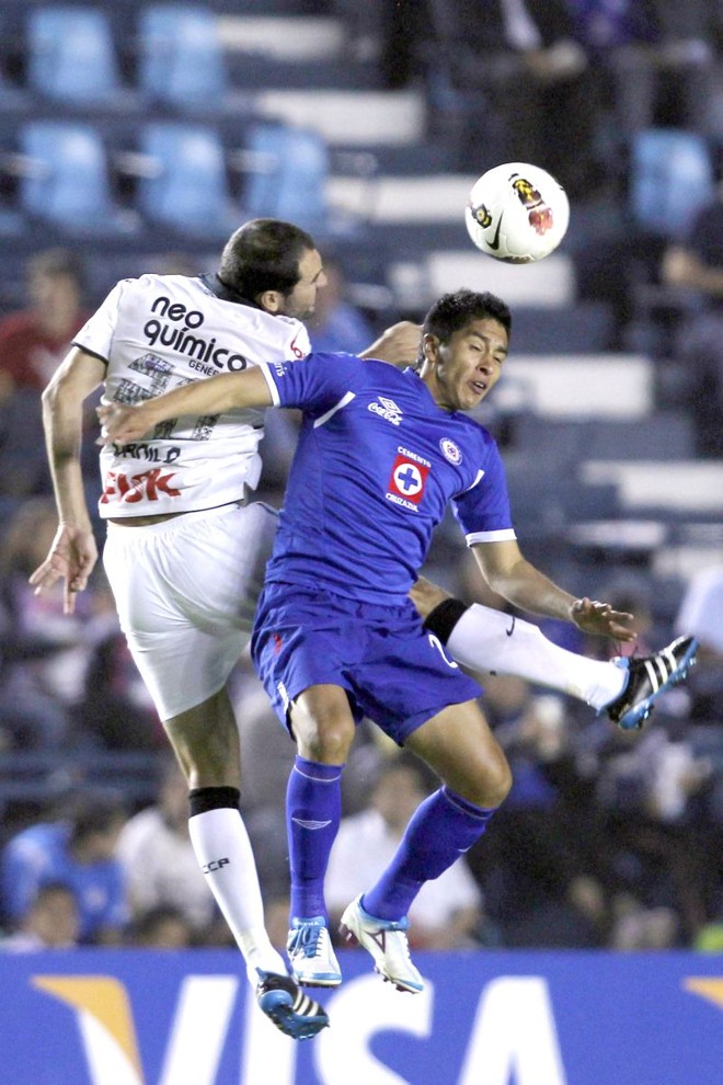 Danilo, do Corinthians, divide pelo alto: empate na altitude do México | Edgard Garrido/ Reuters