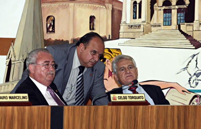 João do Suco (PSDB, em pé) e Sabino Picolo (DEM, à dir.): principais concorrentes na briga pelo comando da Câmara Municipal | Felipe Rosa/ Gazeta do Povo
