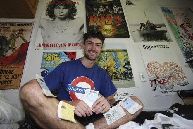 Vitor Parise guarda ingressos dos cerca de 30 shows internacionais a que foi |