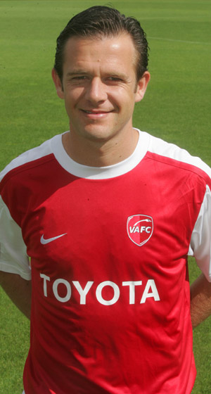 Zagueiro estava no Valenciennes desde 2008 | Divulgação / Valenciennes FC
