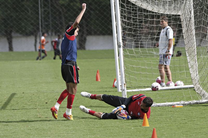 O técnico Juan Ramón Carrasco observa Pablo disputando a bola com o goleiro Vinícius: ataque rubro-negro passa por um momento de reformulação | Aniele Nascimento/ Gazeta do Povo
