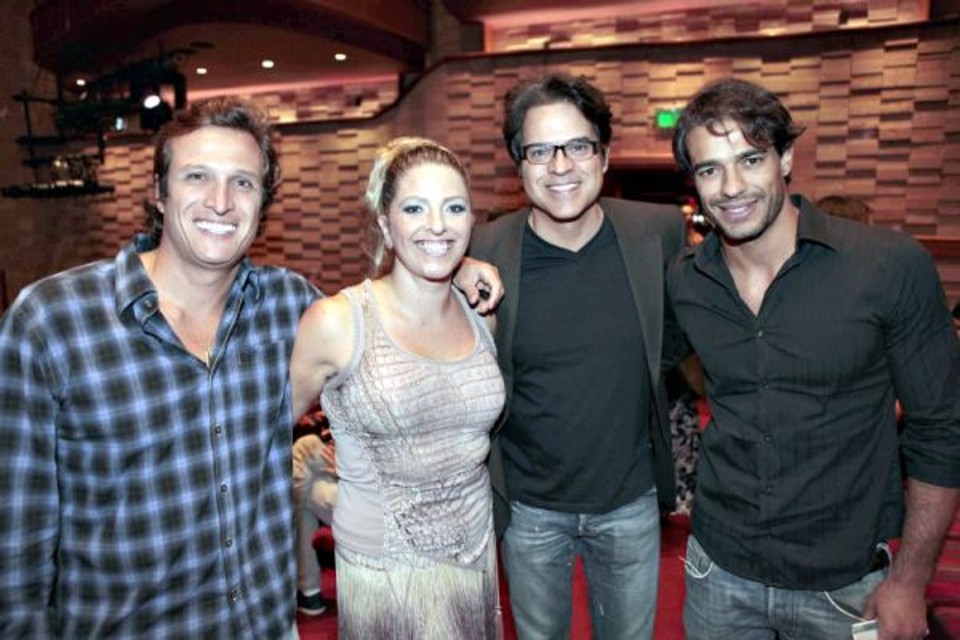 A curitibana Almali Zraik, produtora do musical Priscilla a rainha do deserto, com o ator Juan Alba (de óculos), o modelo Caco Ricci (à dir.) e Rodolfo Balro na pré-estreia do espetáculo, na última terça-feira, no Teatro Bradesco do Shopping Bourbon, em São Paulo. Almali é sócia da produtora Caradiboi, que trouxe a montagem da Broadway para o Brasil | Divulgação