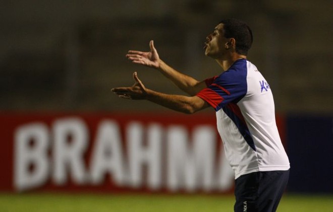 Técnico Ricardinho exaltou a vitória tricolor no primeiro jogo da temporada diante da torcida | Hugo Harada / Gazeta do Povo