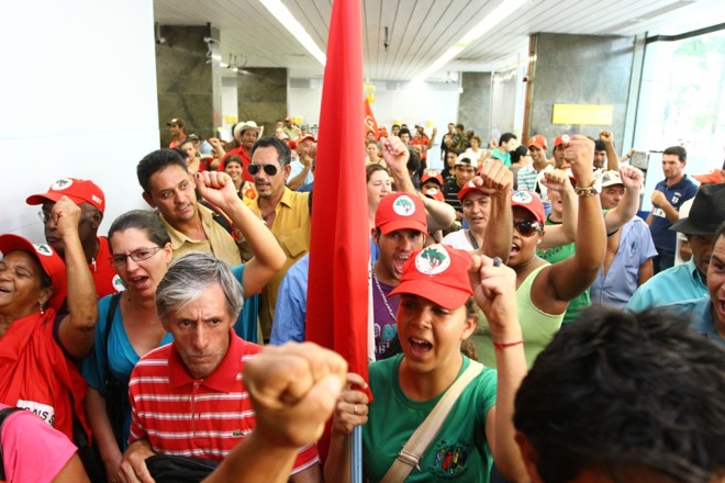 Integrantes do MST ocupam sala de autoatendimento do BB em Londrina | Roberto Custódio / Jornal de Londrina