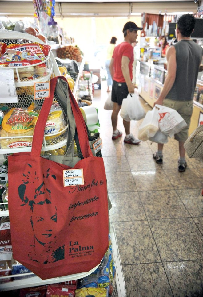 Sacolas de pano ou lona, chamadas de ecobags ou retornáveis, são alternativas para levar as compras para casa | Fabio Rodrigues Pozzebomm/ABR