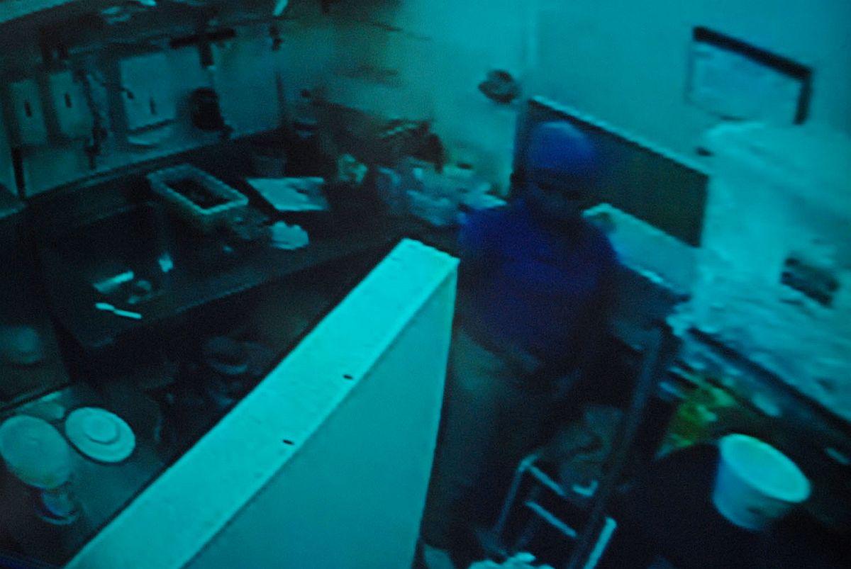 Câmeras de segurança de uma yogurteria teriam flagrado o desvio de dinheiro do caixa da empresa por duas funcionárias | Carlos Antonio Soares / SESP / Divulgação