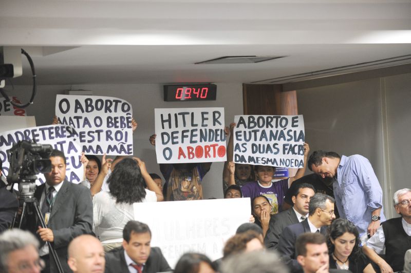 Religiosos que acompanhavam a audiência no Senado criticaram a decisão com cartazes e gritos de assassinos | Arthur Monteiro/Agencia Senado