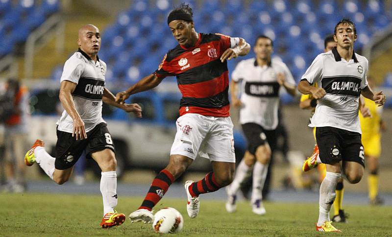 Gol do ex-atleticano Marín, à esquerda, ofuscou a boa atuação de Ronaldinho Gaúcho | André Portugal / Vipcomm
